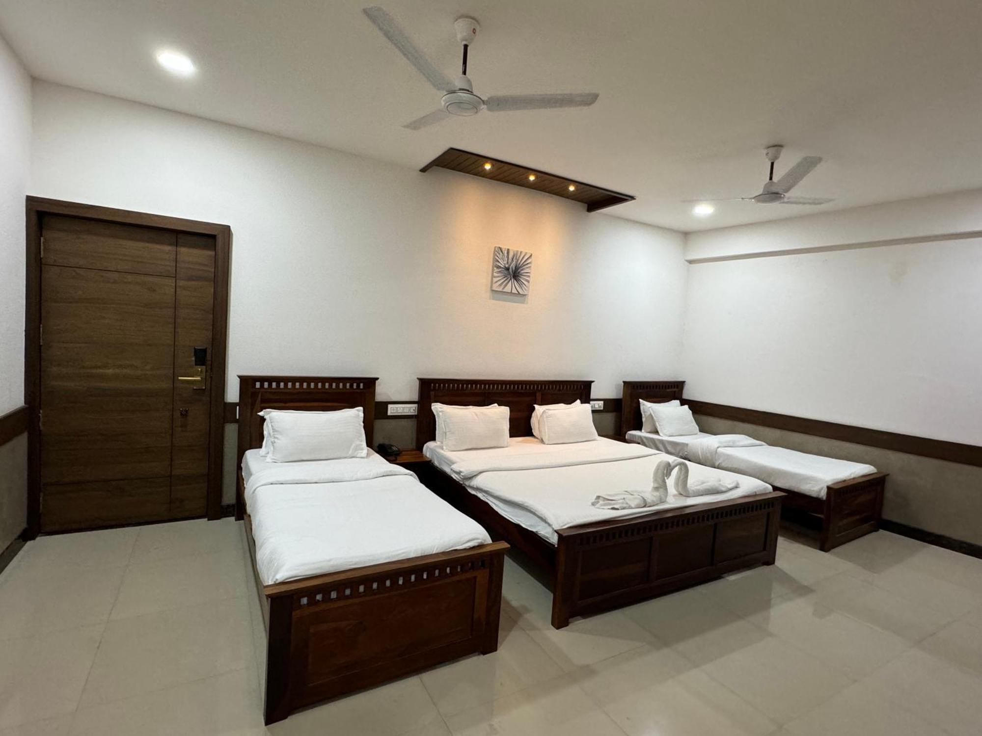 Hotel Tirth By Sonu'S Ujjain Room photo